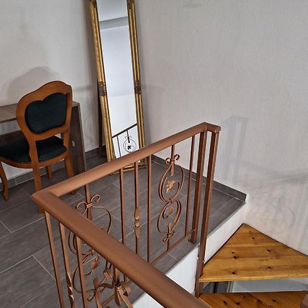 To Petrino Spiti Apartment Посиди Екстериор снимка