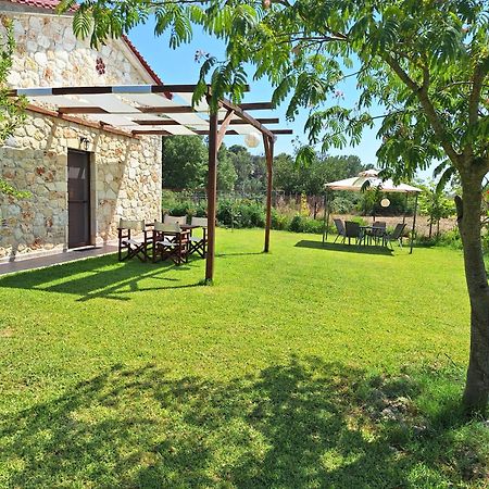 To Petrino Spiti Apartment Посиди Екстериор снимка