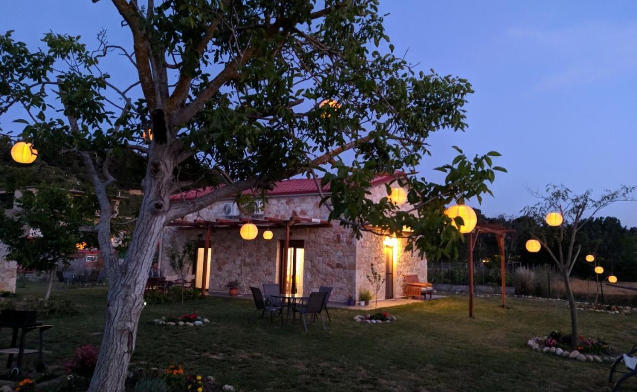 To Petrino Spiti Apartment Посиди Екстериор снимка