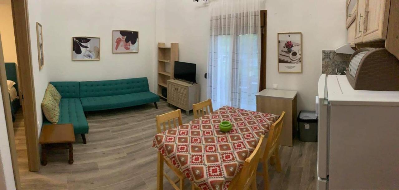 To Petrino Spiti Apartment Посиди Екстериор снимка