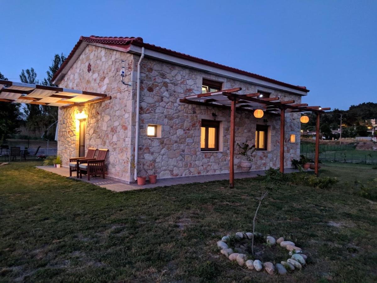 To Petrino Spiti Apartment Посиди Екстериор снимка