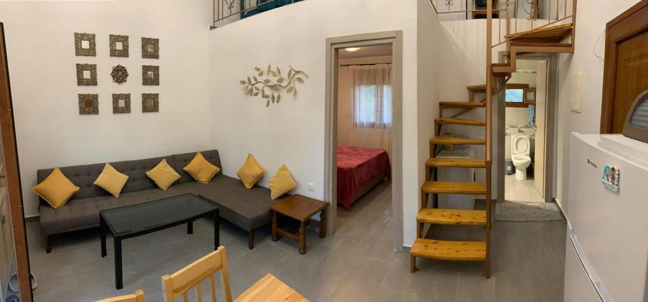 To Petrino Spiti Apartment Посиди Екстериор снимка