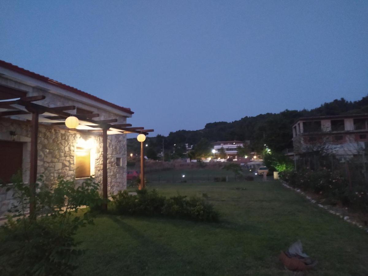 To Petrino Spiti Apartment Посиди Екстериор снимка