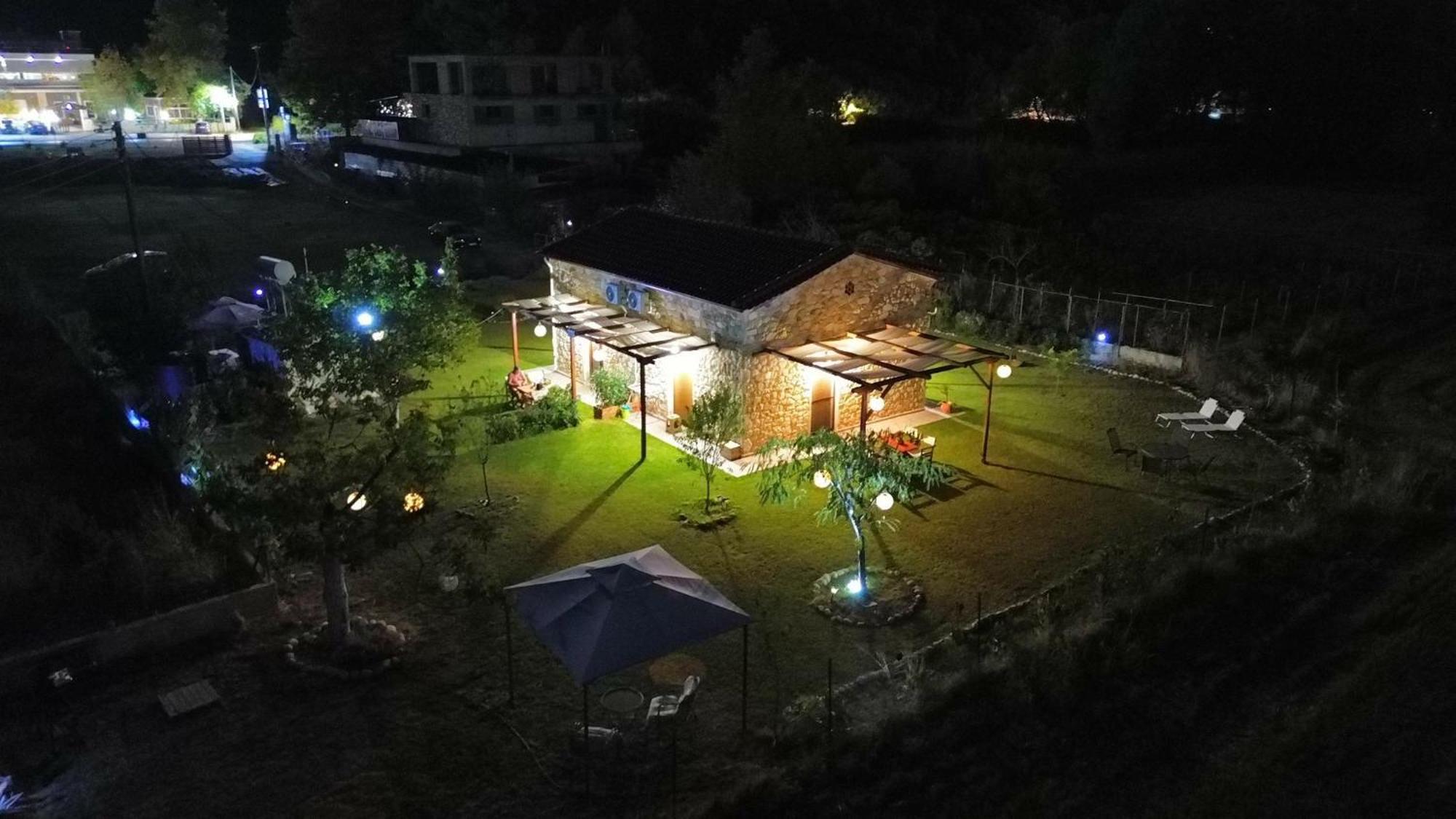 To Petrino Spiti Apartment Посиди Екстериор снимка
