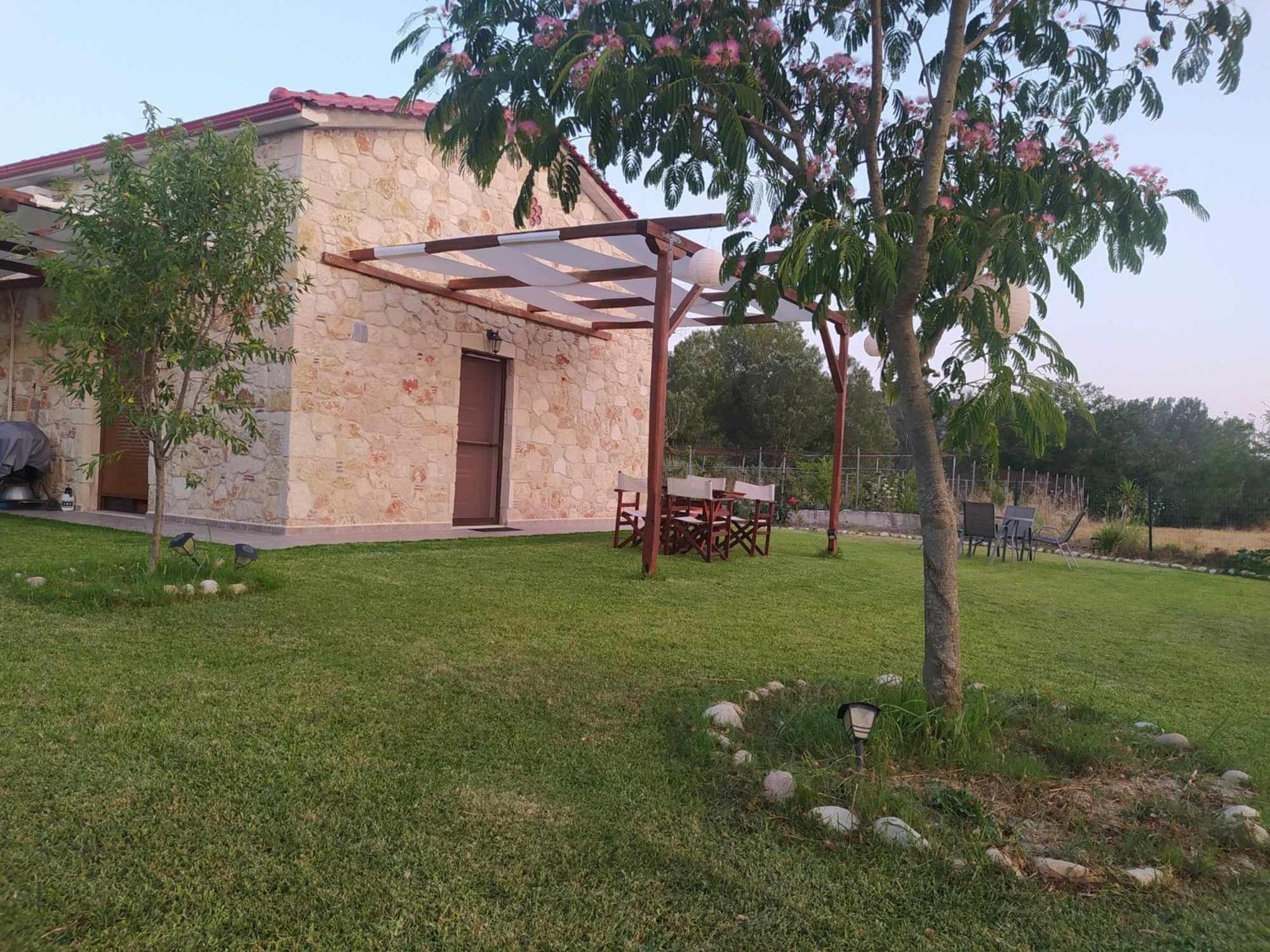To Petrino Spiti Apartment Посиди Екстериор снимка