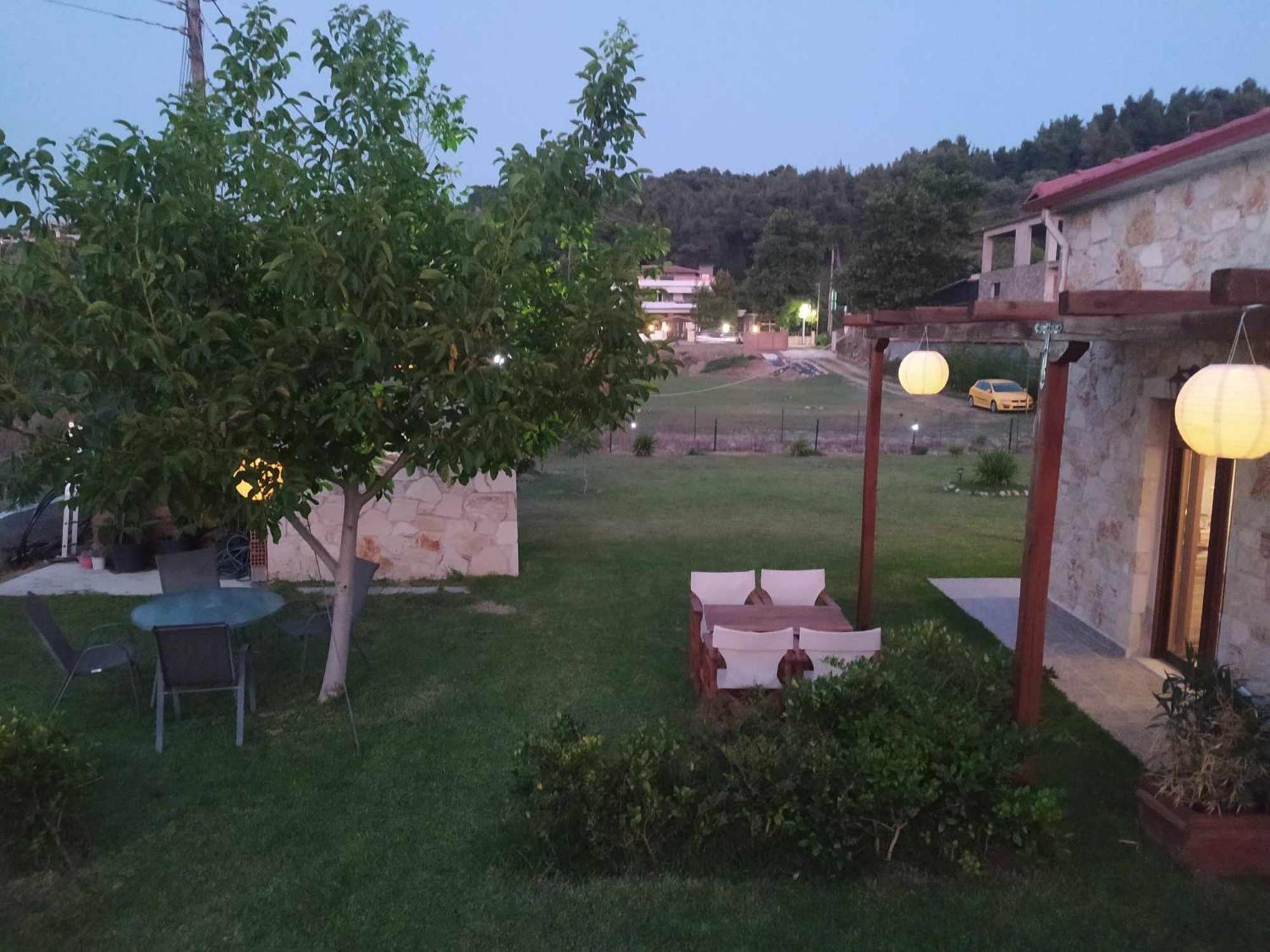 To Petrino Spiti Apartment Посиди Екстериор снимка