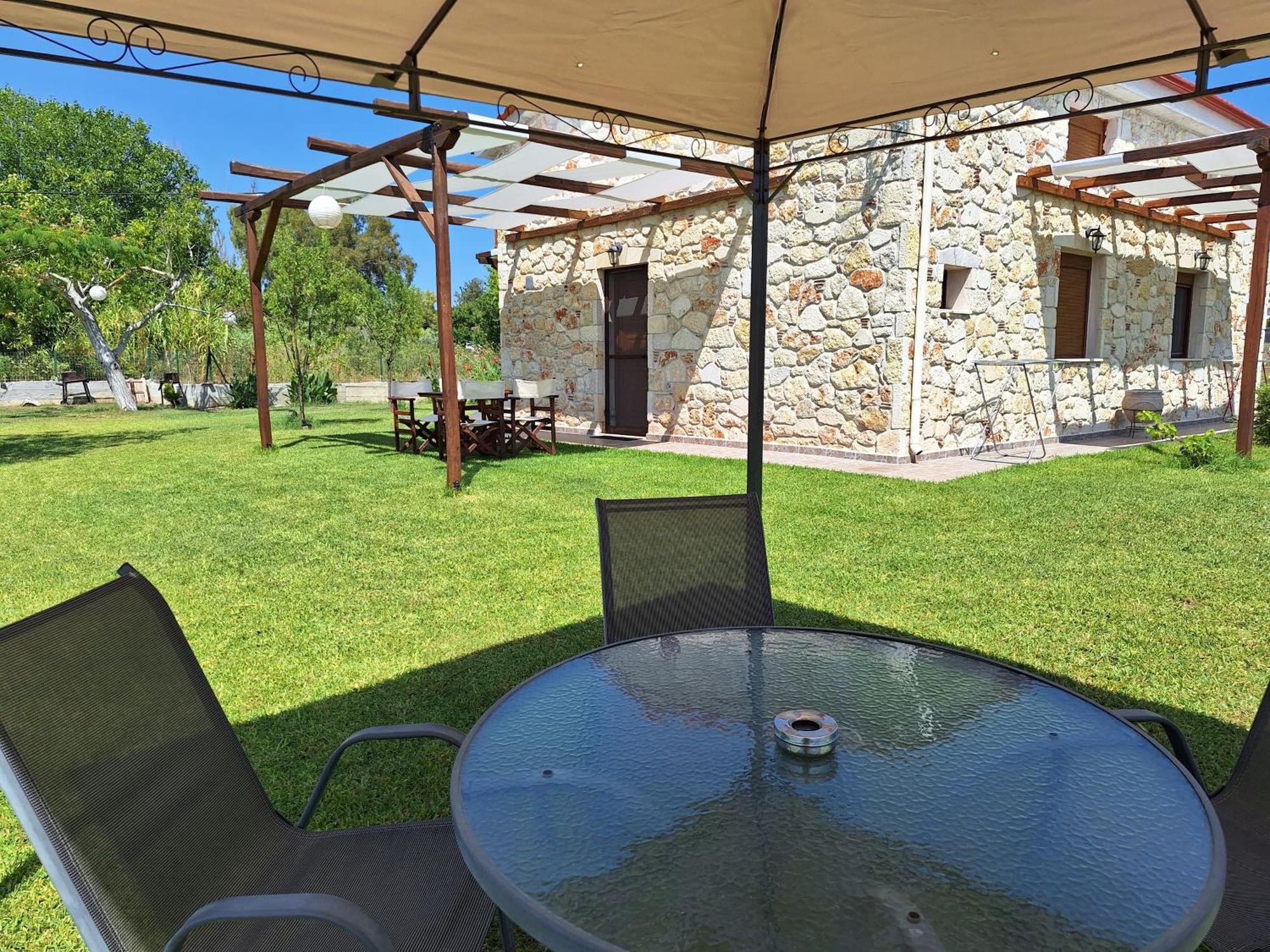 To Petrino Spiti Apartment Посиди Екстериор снимка