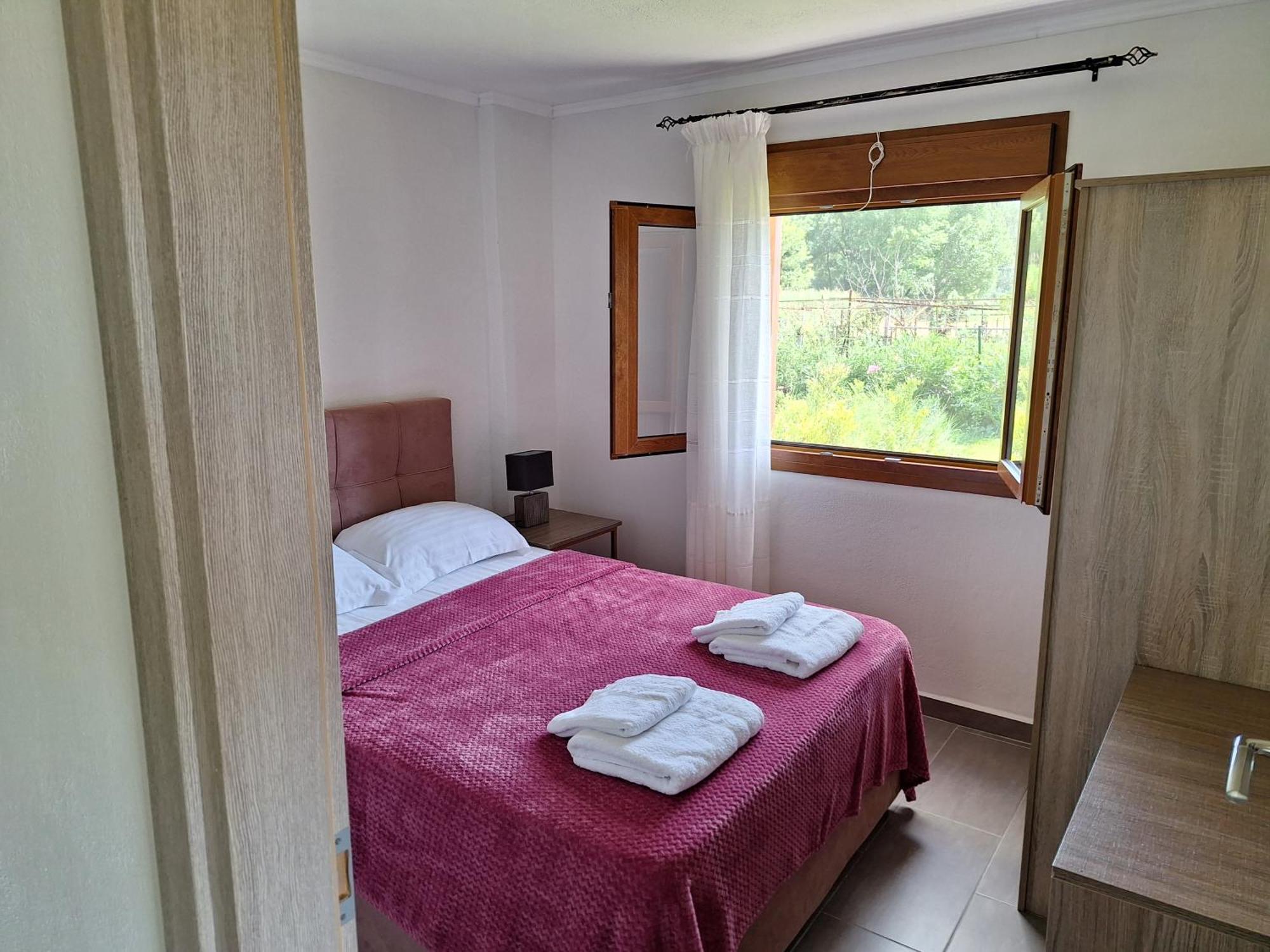 To Petrino Spiti Apartment Посиди Екстериор снимка
