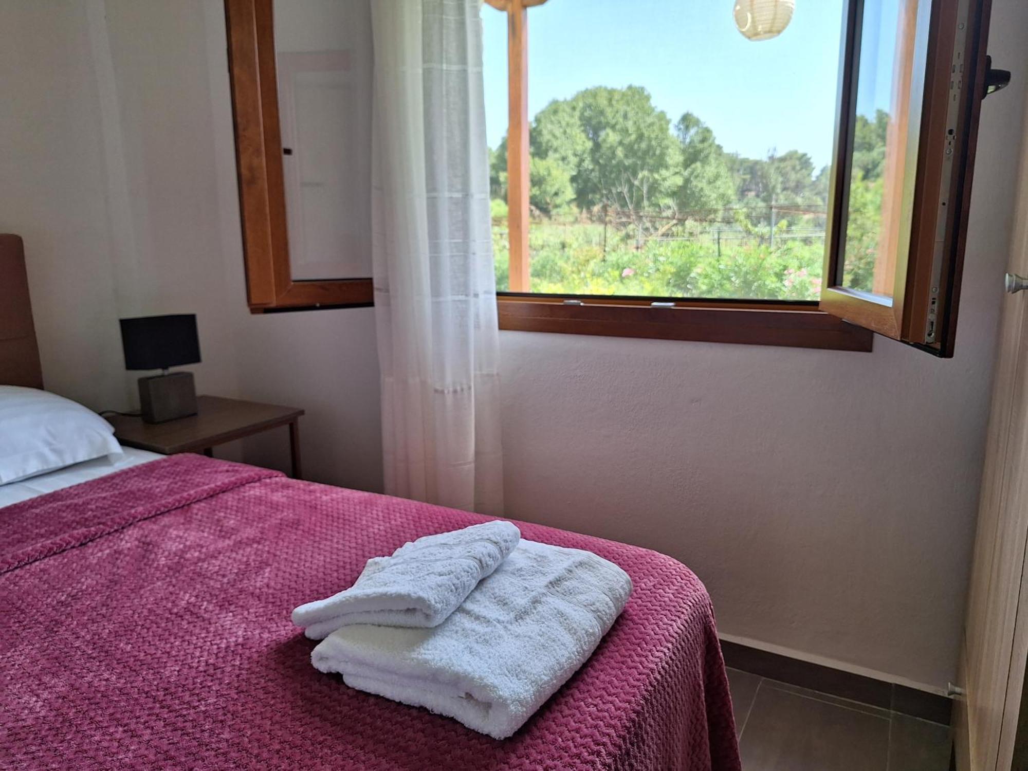 To Petrino Spiti Apartment Посиди Екстериор снимка