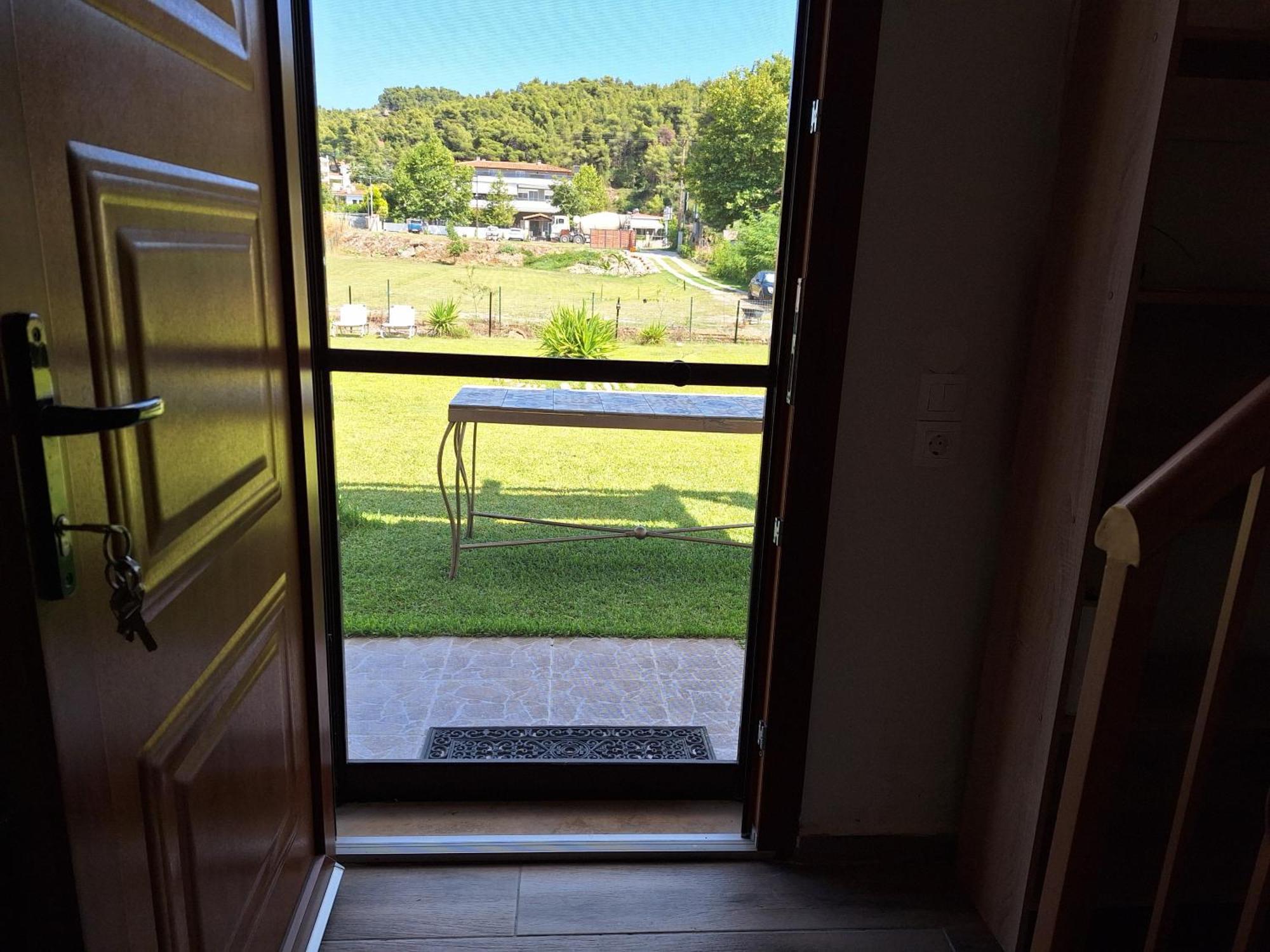 To Petrino Spiti Apartment Посиди Екстериор снимка