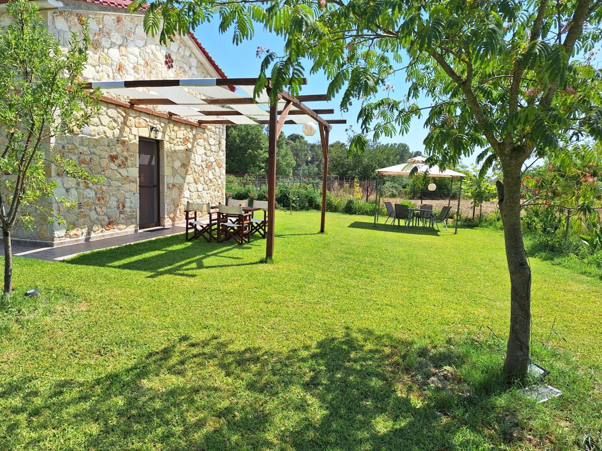 To Petrino Spiti Apartment Посиди Екстериор снимка